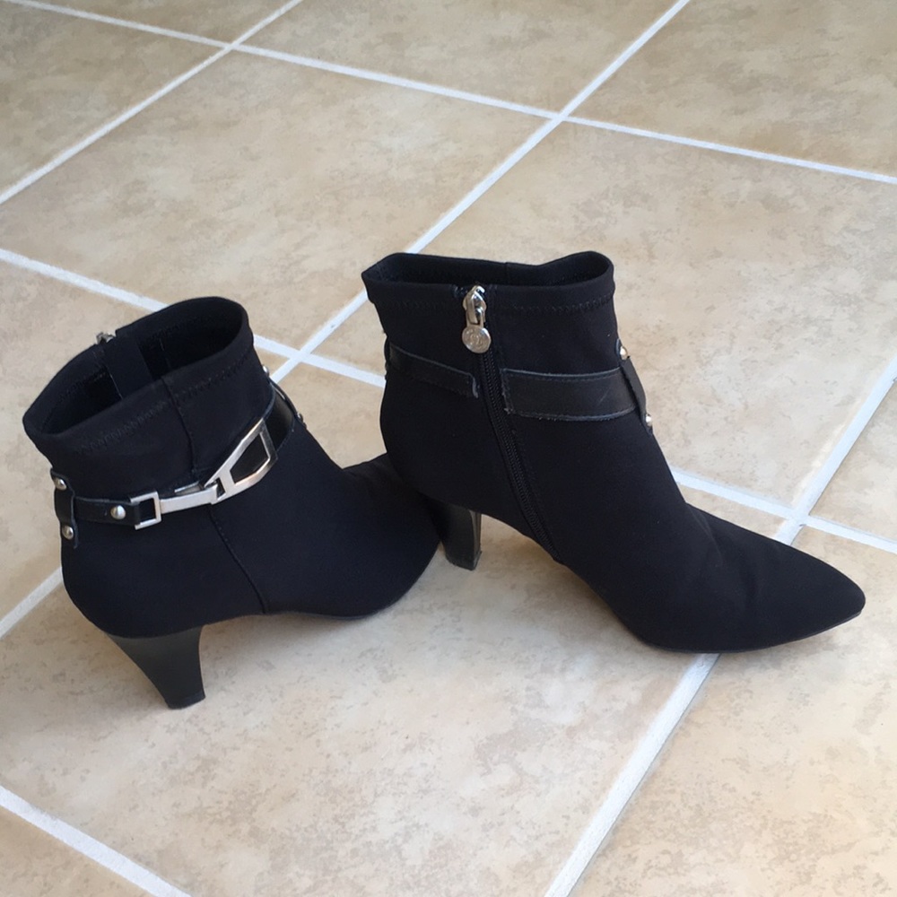 Super comfy black ankle booties